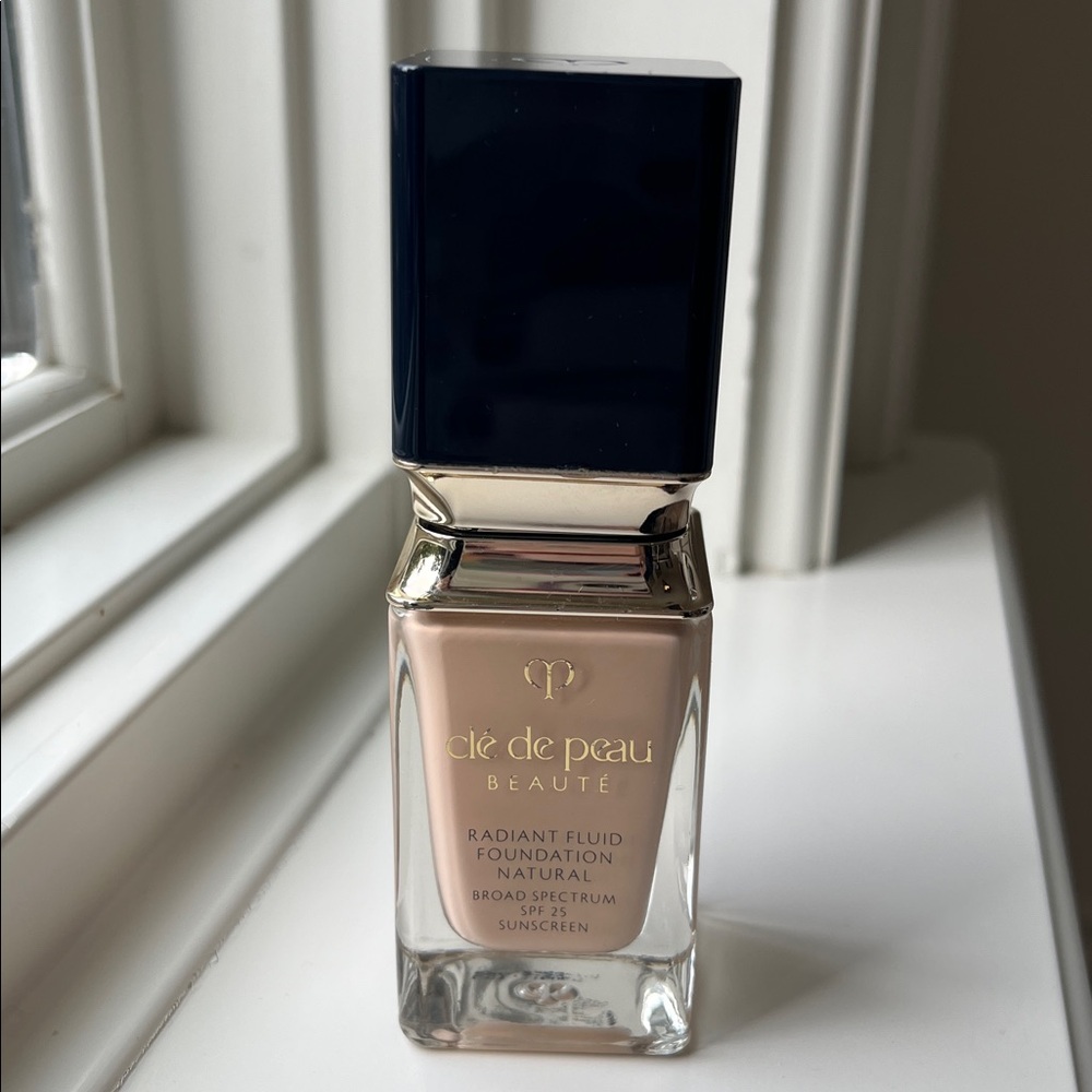 Clé de Peau Beauté light ocher 010 radiant fluid foundation natural